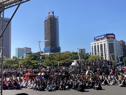 台北市政府前での神輿鉢合わせ①