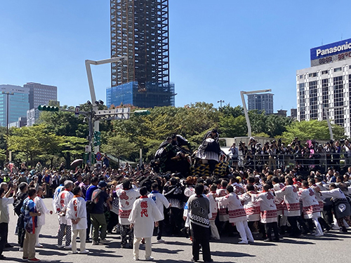 台北市政府前での神輿鉢合わせ②