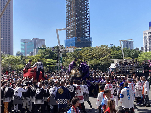 台北市政府前での神輿鉢合わせ③