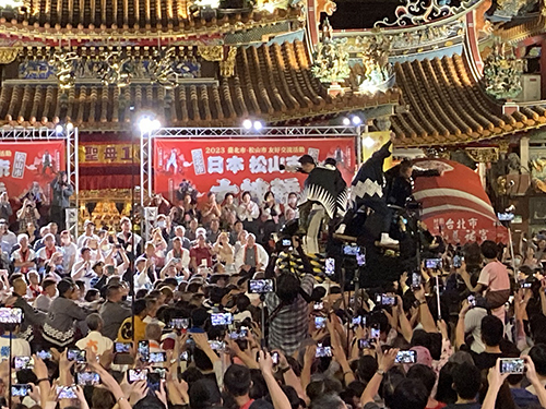 松山慈祐宮前での神輿鉢合わせ③