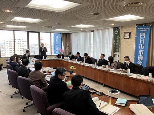 四日市市議会視察①