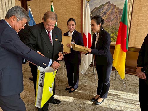 県協力隊を育てる会より記念品贈呈①