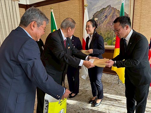 県協力隊を育てる会より記念品贈呈②