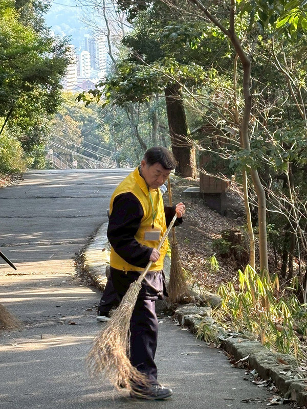 松山城東ライオンズクラブ登城道清掃②