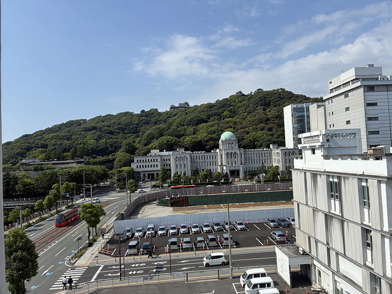 議員控室からの松山城・県庁